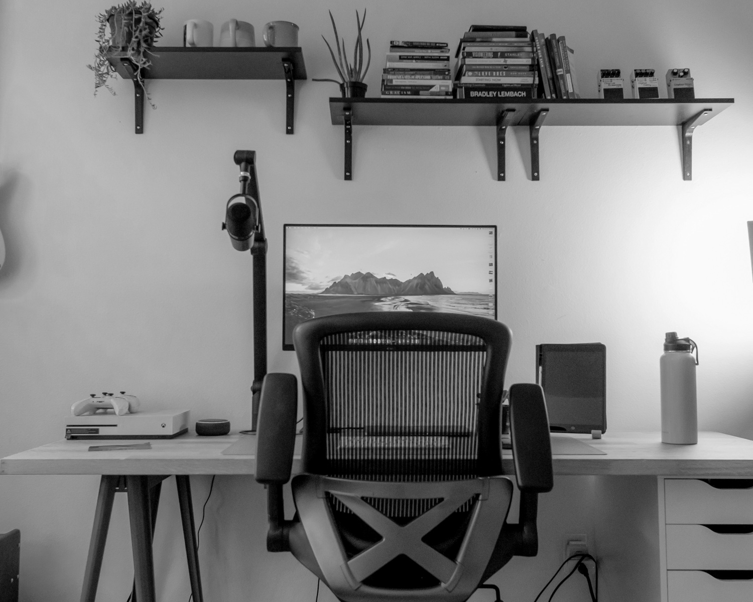 black and red office rolling chair