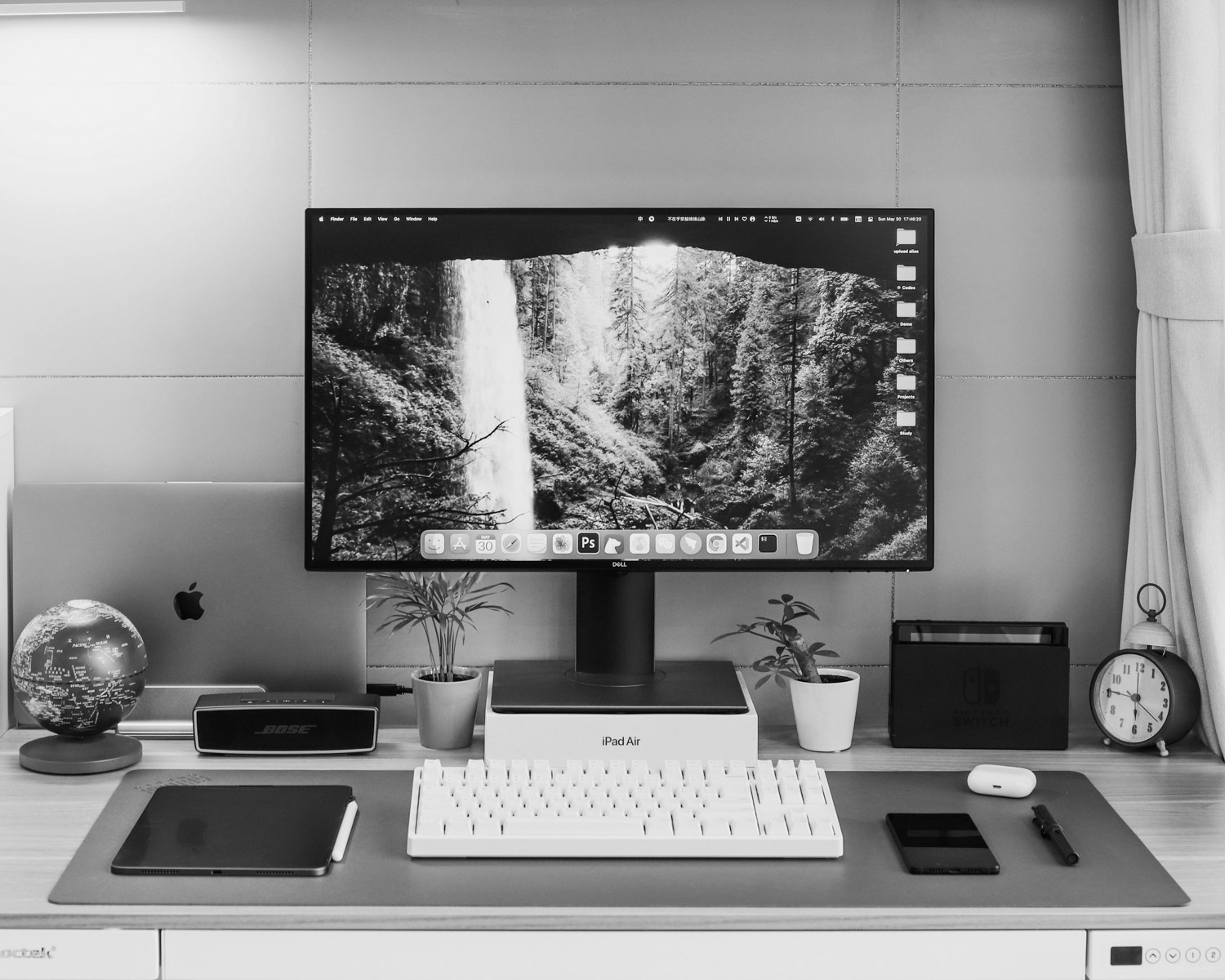 silver imac on brown wooden desk