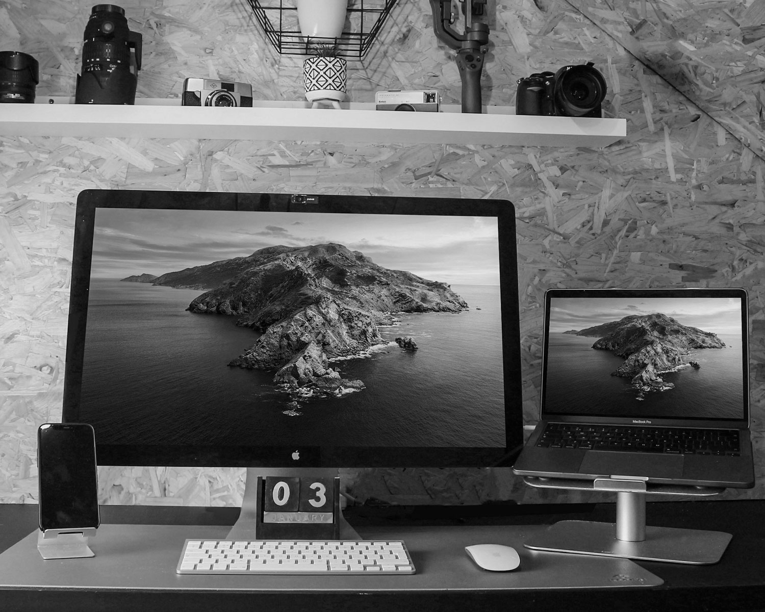 silver imac on white wooden table
