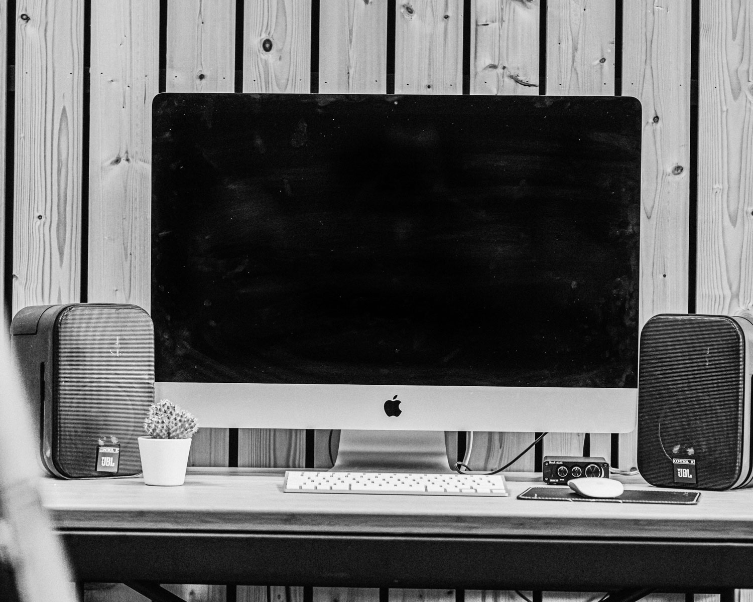 silver imac on white wooden desk